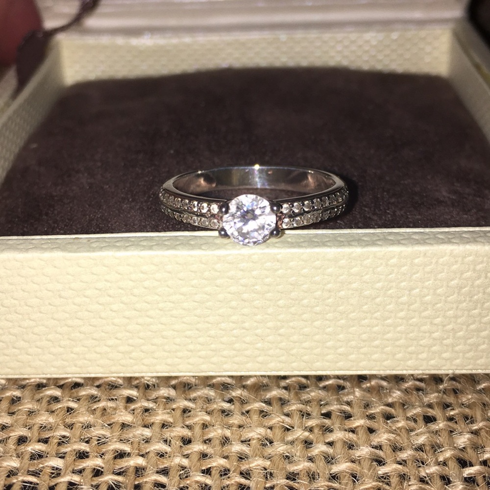 Ashlynn Avenue Mia caught a star ring NWT